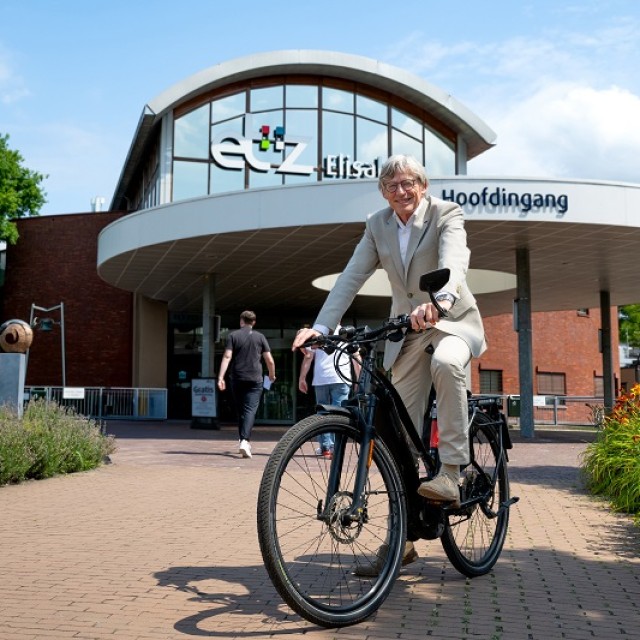 Bart op de fiets